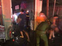 Lực lượng Công an trắng đêm cứu hộ tài sản giúp dân trong vụ cháy ki ốt