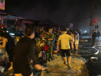 Lực lượng Công an trắng đêm cứu hộ tài sản giúp dân trong vụ cháy ki ốt