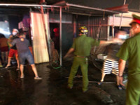 Lực lượng Công an trắng đêm cứu hộ tài sản giúp dân trong vụ cháy ki ốt