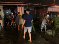 Lực lượng Công an trắng đêm cứu hộ tài sản giúp dân trong vụ cháy ki ốt