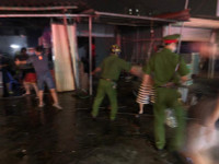 Lực lượng Công an trắng đêm cứu hộ tài sản giúp dân trong vụ cháy ki ốt