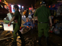 Lực lượng Công an trắng đêm cứu hộ tài sản giúp dân trong vụ cháy ki ốt