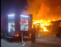 Lực lượng Công an trắng đêm cứu hộ tài sản giúp dân trong vụ cháy ki ốt