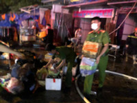 Lực lượng Công an trắng đêm cứu hộ tài sản giúp dân trong vụ cháy ki ốt