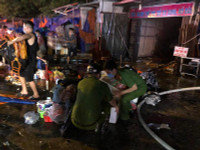 Lực lượng Công an trắng đêm cứu hộ tài sản giúp dân trong vụ cháy ki ốt