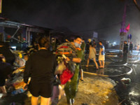 Lực lượng Công an trắng đêm cứu hộ tài sản giúp dân trong vụ cháy ki ốt