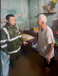 Công an phường Kiến Hưng kịp thời hỗ trợ người dân bị ảnh hưởng do hoàn lưu bão số 5 