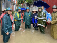 Công an phường Kiến Hưng kịp thời hỗ trợ người dân bị ảnh hưởng do hoàn lưu bão số 5 