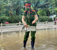 Nữ chiến sỹ Công an phường Phú Thượng tham gia bảo đảm ANTT sự kiện A80 