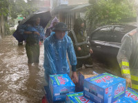 Công an phường Kiến Hưng kịp thời hỗ trợ người dân bị ảnh hưởng do hoàn lưu bão số 5 