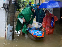 Công an phường Kiến Hưng kịp thời hỗ trợ người dân bị ảnh hưởng do hoàn lưu bão số 5 