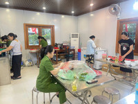 Nữ chiến sỹ Công an phường Phú Thượng tham gia bảo đảm ANTT sự kiện A80 