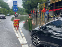 Nữ chiến sỹ Công an phường Phú Thượng tham gia bảo đảm ANTT sự kiện A80 