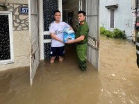Công an phường Kiến Hưng kịp thời hỗ trợ người dân bị ảnh hưởng do hoàn lưu bão số 5 
