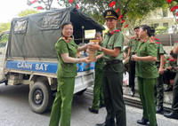 Nữ chiến sỹ Công an phường Phú Thượng tham gia bảo đảm ANTT sự kiện A80 