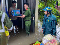 Công an phường Kiến Hưng kịp thời hỗ trợ người dân bị ảnh hưởng do hoàn lưu bão số 5 