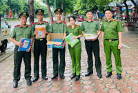 Nữ chiến sỹ Công an phường Phú Thượng tham gia bảo đảm ANTT sự kiện A80 