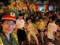 Nữ chiến sỹ Công an phường Phú Thượng tham gia bảo đảm ANTT sự kiện A80 