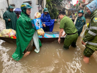 Công an phường Kiến Hưng kịp thời hỗ trợ người dân bị ảnh hưởng do hoàn lưu bão số 5 