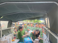 Nữ chiến sỹ Công an phường Phú Thượng tham gia bảo đảm ANTT sự kiện A80 