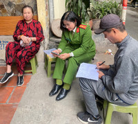 Đi khắp ngõ, gõ từng nhà hỗ trợ người dân trở thành “Công dân Thủ đô số - iHanoi”