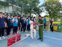 Cảnh sát phòng cháy hướng dẫn thầy và trò trải nghiệm kỹ năng an toàn trong hoả hoạn