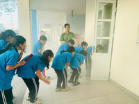  Học sinh trải nghiệm kỹ năng thoát nạn trong môi trường khói, khí 