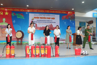  Học sinh trải nghiệm kỹ năng thoát nạn trong môi trường khói, khí 