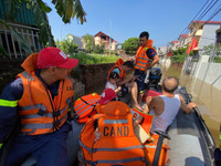 Đội chữa cháy và cứu nạn, cứu hộ khu vực số 20 dốc sức cứu dân trong vùng ngập 