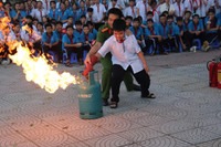  Học sinh trải nghiệm kỹ năng thoát nạn trong môi trường khói, khí 