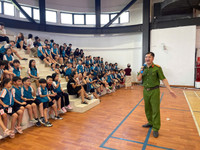 Cảnh sát phòng cháy hướng dẫn thầy và trò trải nghiệm kỹ năng an toàn trong hoả hoạn