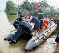 Đội chữa cháy và cứu nạn, cứu hộ khu vực số 20 dốc sức cứu dân trong vùng ngập 