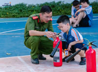 Cảnh sát phòng cháy hướng dẫn thầy và trò trải nghiệm kỹ năng an toàn trong hoả hoạn