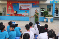  Học sinh trải nghiệm kỹ năng thoát nạn trong môi trường khói, khí 