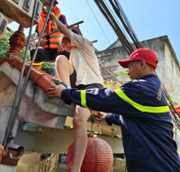 Đội chữa cháy và cứu nạn, cứu hộ khu vực số 20 dốc sức cứu dân trong vùng ngập 