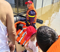 Đội chữa cháy và cứu nạn, cứu hộ khu vực số 20 dốc sức cứu dân trong vùng ngập 