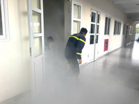  Học sinh trải nghiệm kỹ năng thoát nạn trong môi trường khói, khí 