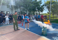 Cảnh sát phòng cháy hướng dẫn thầy và trò trải nghiệm kỹ năng an toàn trong hoả hoạn