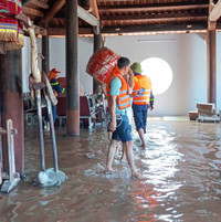 Đội chữa cháy và cứu nạn, cứu hộ khu vực số 20 dốc sức cứu dân trong vùng ngập 