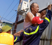 Đội chữa cháy và cứu nạn, cứu hộ khu vực số 20 dốc sức cứu dân trong vùng ngập 