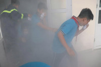  Học sinh trải nghiệm kỹ năng thoát nạn trong môi trường khói, khí 