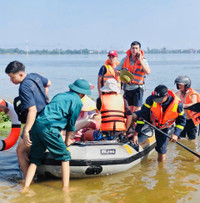 Đội chữa cháy và cứu nạn, cứu hộ khu vực số 20 dốc sức cứu dân trong vùng ngập 