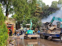 Những hình ảnh lực lượng cứu hỏa chữa cháy kho xưởng sản xuất ở xã Đình Xuyên giữa thời tiết nắng nóng