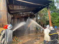 Những hình ảnh lực lượng cứu hỏa chữa cháy kho xưởng sản xuất ở xã Đình Xuyên giữa thời tiết nắng nóng