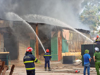 Những hình ảnh lực lượng cứu hỏa chữa cháy kho xưởng sản xuất ở xã Đình Xuyên giữa thời tiết nắng nóng