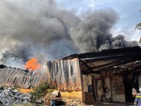 Những hình ảnh lực lượng cứu hỏa chữa cháy kho xưởng sản xuất ở xã Đình Xuyên giữa thời tiết nắng nóng