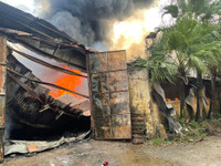 Những hình ảnh lực lượng cứu hỏa chữa cháy kho xưởng sản xuất ở xã Đình Xuyên giữa thời tiết nắng nóng