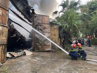 Những hình ảnh lực lượng cứu hỏa chữa cháy kho xưởng sản xuất ở xã Đình Xuyên giữa thời tiết nắng nóng