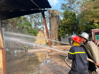 Những hình ảnh lực lượng cứu hỏa chữa cháy kho xưởng sản xuất ở xã Đình Xuyên giữa thời tiết nắng nóng