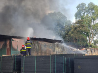 Những hình ảnh lực lượng cứu hỏa chữa cháy kho xưởng sản xuất ở xã Đình Xuyên giữa thời tiết nắng nóng